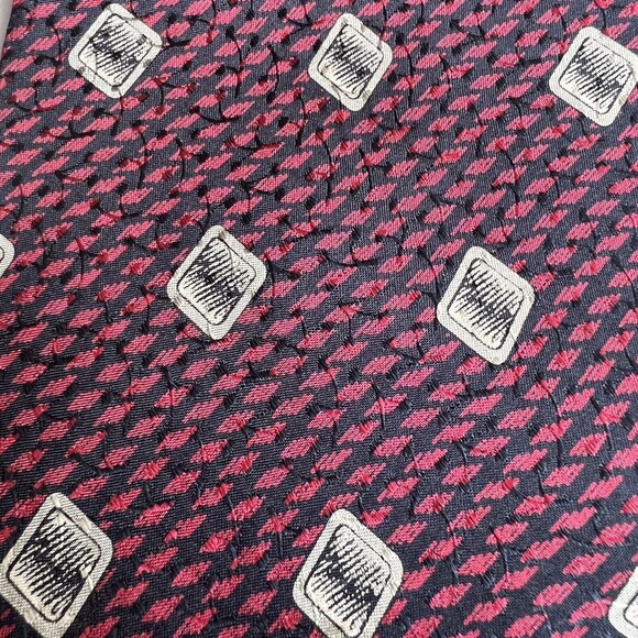 Giorgio Armani Cravatte Red & Black 100% Silk Italian Tie w/ Geometric Accents - Picture 9 of 13
